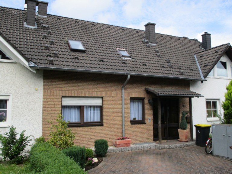Hausansicht Sankt Augustin Zweifamilienhaus SANKT AUGUSTIN-NIEDERBERG, Ein,- Zweifam. Haus, 2 sep. Wohnungen mit ges. ca. 130 m� Wfl., 2 Garagen