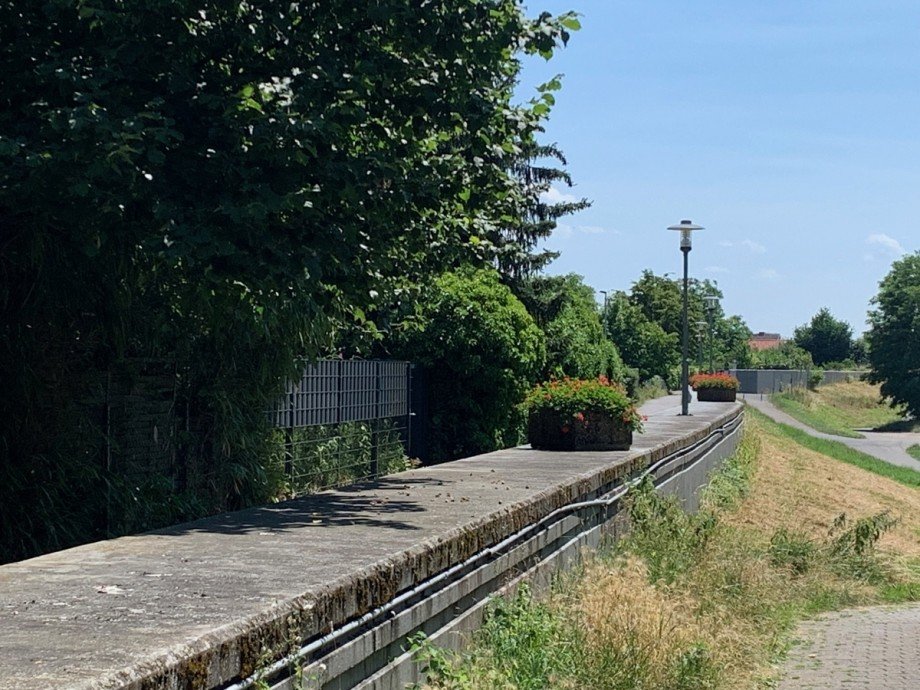 Weg zum Spielplatz und Fahrradweg Doppelhaush�lfte Niederkassel