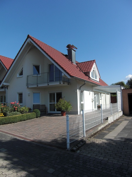 Objektansicht Hennef - Heisterschoss Doppelhaush�lfte Hennef, TOP- Doppelhaush�lfte im mediterr. Stil mit Kaminanschluss und Carport, ca. 130 m�