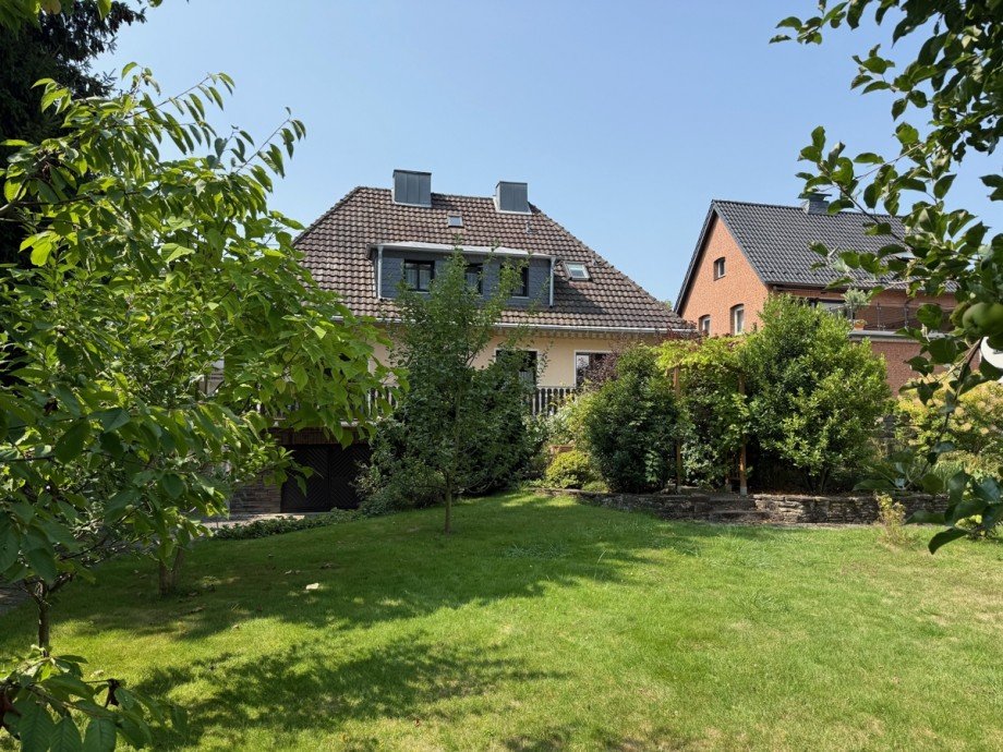 Garten und R�ckansicht Einfamilienhaus Bonn