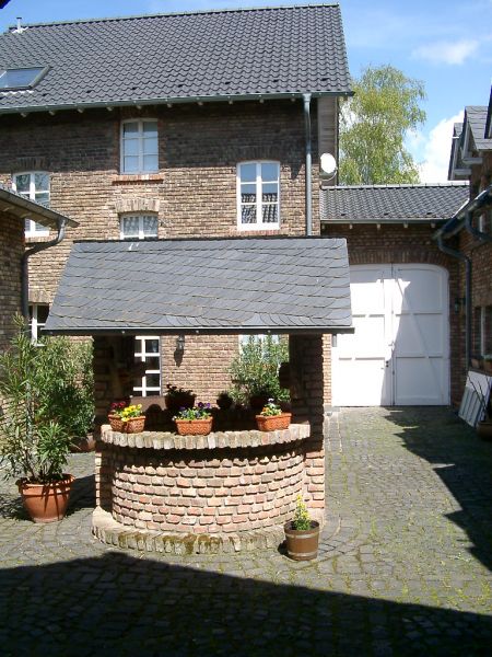 Brunnen mit Wohnhaus B�rohaus Bornheim