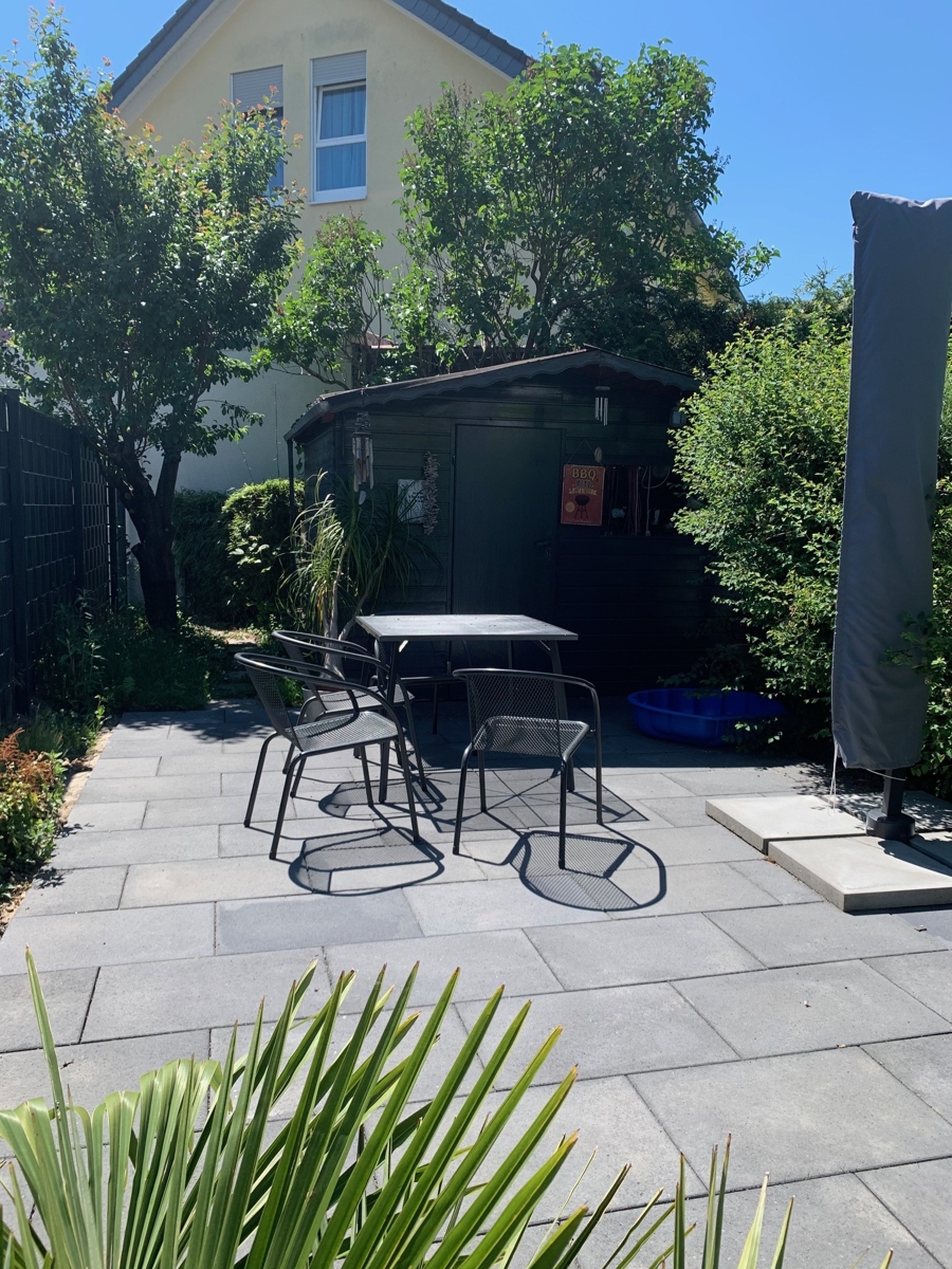 Garten mit neuer Terrasse Reihenhaus Sankt Augustin