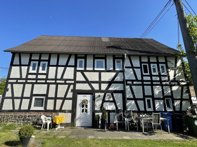 Aussenansicht Asbach Mehrfamilienhaus ASBACH -Zentrum-, 2-3 Parteienhaus mit 150 m� Wfl. (DG ausbauf�hig) + weiterer Nutzfl�chen im EG/UG