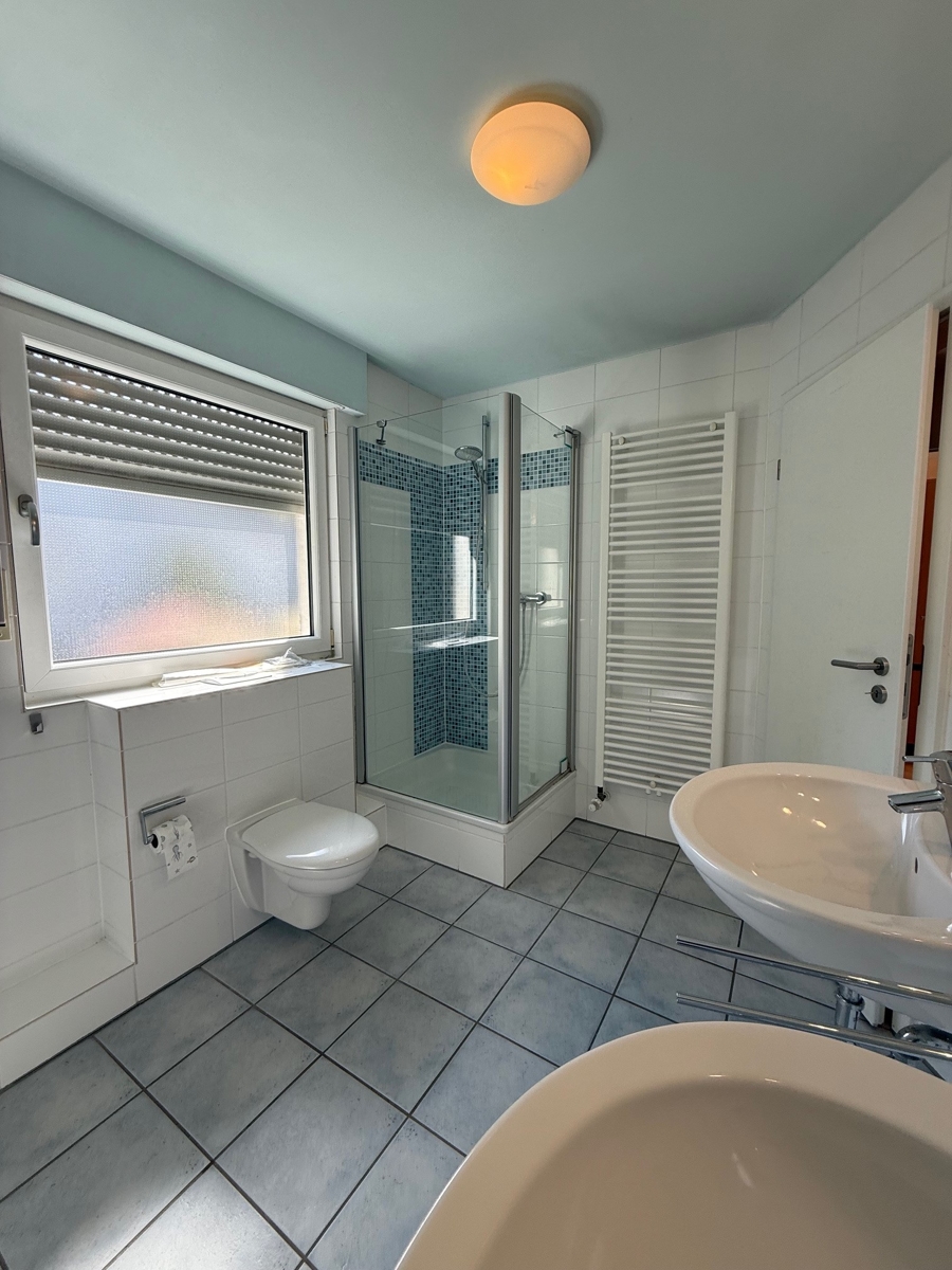 Ansicht Bad mit Wanne und Dusche Doppelhaush�lfte Sankt Augustin