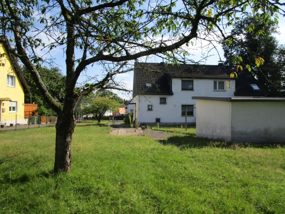Sicht vom Grundst�cksende Doppelhaush�lfte Siegburg