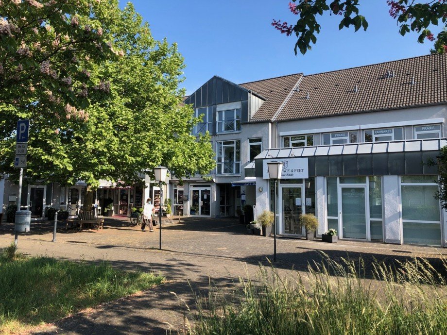 Blick gegen�ber zu den kleinen Gesch�ften Etagenwohnung Sankt Augustin