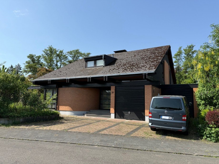 Hausansicht mit 2 Garagen Zweifamilienhaus Sankt Augustin