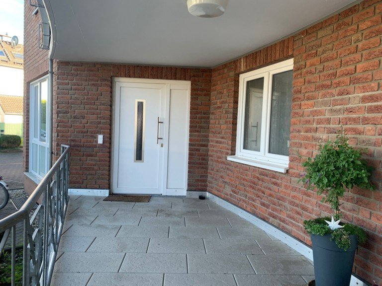 Anicht eigene Eingangst�re Hennef Erdgeschosswohnung HENNEF in zentrale Lage, gepflegtes Appartement ca. 47 m� Wfl., Einbauk�che, Stellplatz, Kellerraum