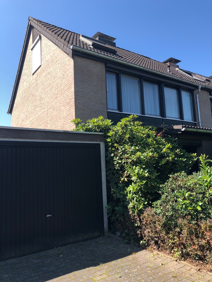 Hausansicht mit Garage Reiheneckhaus Sankt Augustin